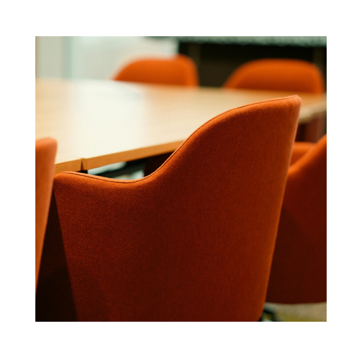 fauteuils autout d'une table assemblée générale