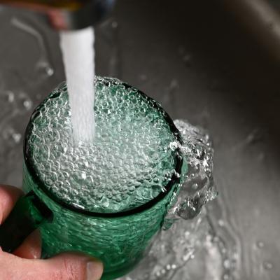 verre dans un robinet avec de l'eau froide